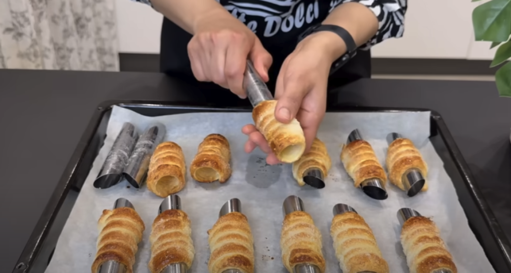 Elegantní listové trubičky plněné vanilkovým a čokoládovým krémem - jemně křupavý dezert s bohatou náplní, který okouzlí každého mlsouna