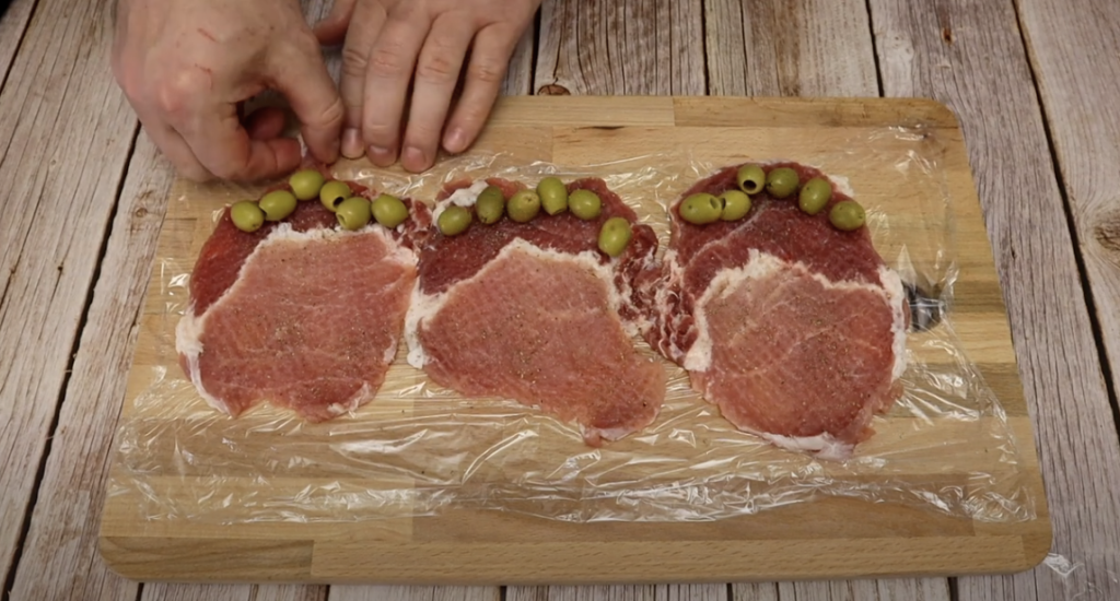 Vepřové závitky plněné zelenými olivami - jednoduchý a chutný recept na pečené maso