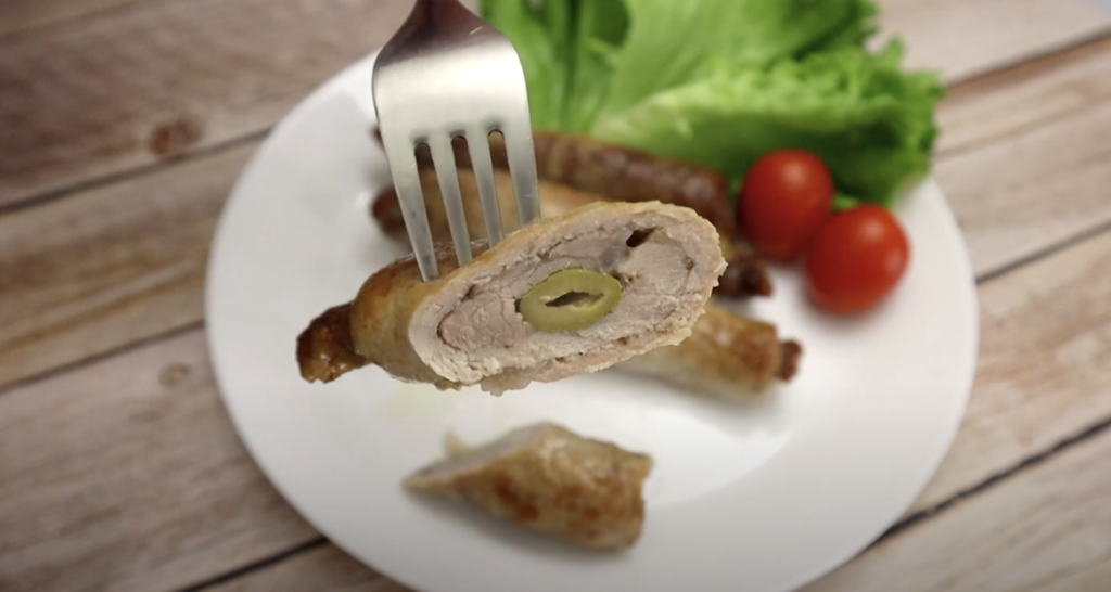 Vepřové závitky plněné zelenými olivami - jednoduchý a chutný recept na pečené maso