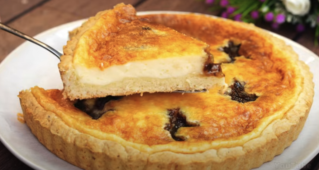 Lahodný koláč se zakysanou smetanou a švestkovým džemem - jemný, krémový dezert s ovocným akcentem a dokonalou harmonií chutí