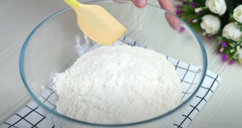 Lahodný koláč se zakysanou smetanou a švestkovým džemem - jemný, krémový dezert s ovocným akcentem a dokonalou harmonií chutí