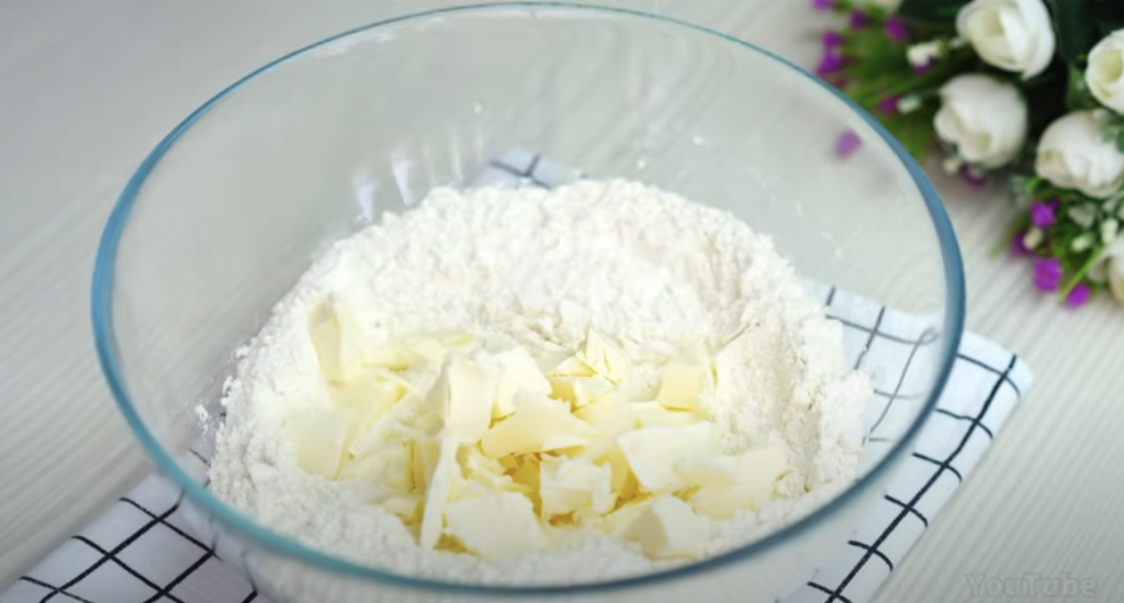 Lahodný koláč se zakysanou smetanou a švestkovým džemem - jemný, krémový dezert s ovocným akcentem a dokonalou harmonií chutí