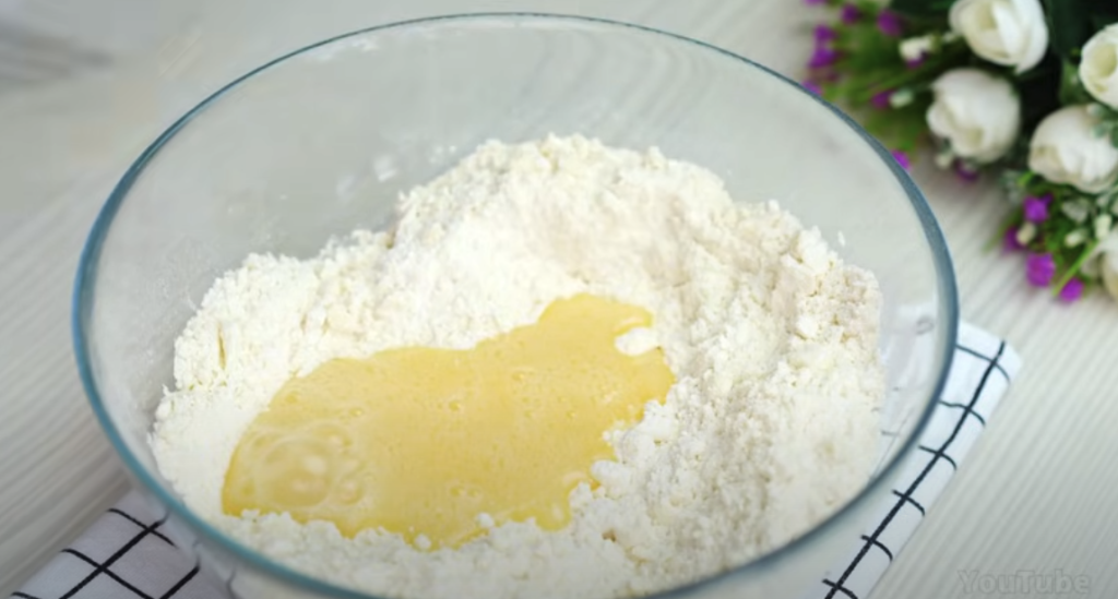 Lahodný koláč se zakysanou smetanou a švestkovým džemem - jemný, krémový dezert s ovocným akcentem a dokonalou harmonií chutí