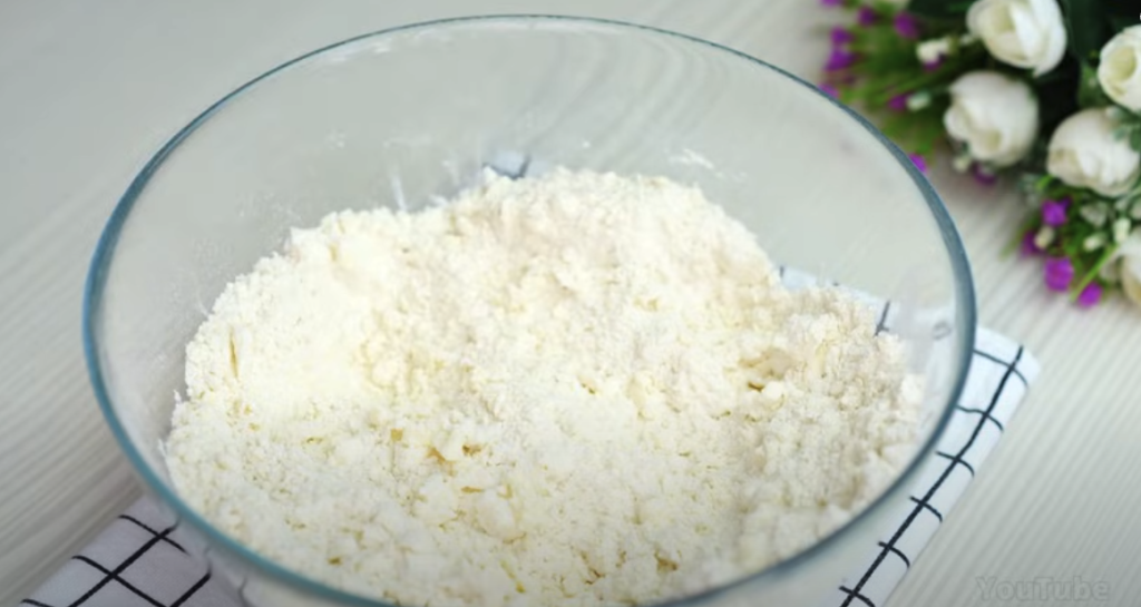 Lahodný koláč se zakysanou smetanou a švestkovým džemem - jemný, krémový dezert s ovocným akcentem a dokonalou harmonií chutí