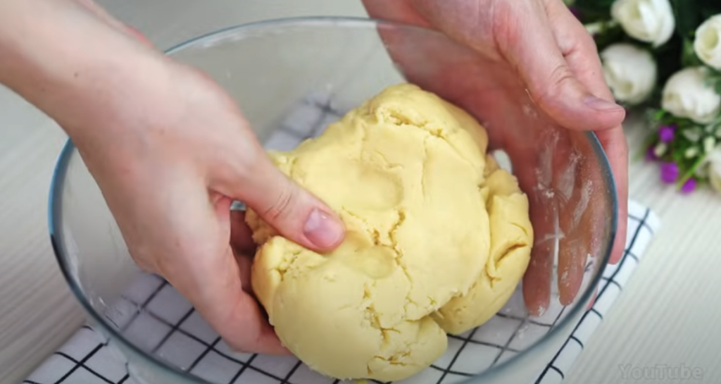 Lahodný koláč se zakysanou smetanou a švestkovým džemem - jemný, krémový dezert s ovocným akcentem a dokonalou harmonií chutí