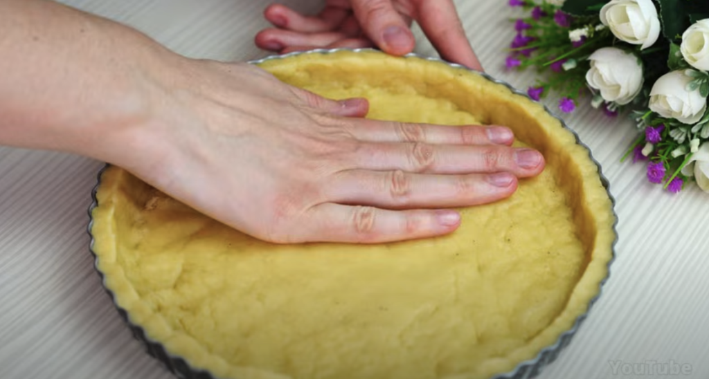 Lahodný koláč se zakysanou smetanou a švestkovým džemem - jemný, krémový dezert s ovocným akcentem a dokonalou harmonií chutí