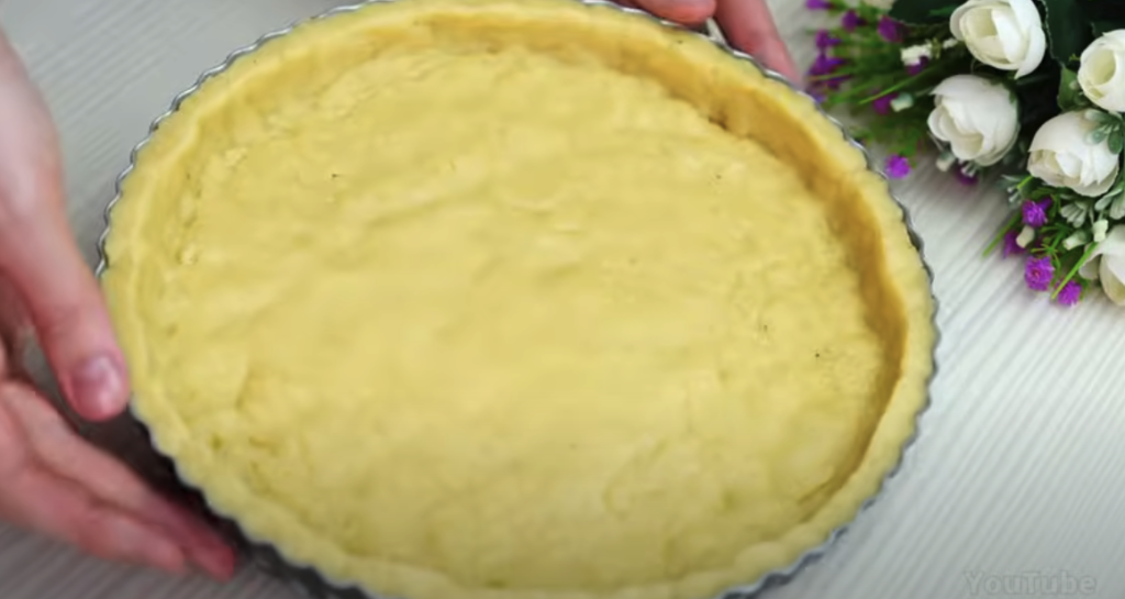 Lahodný koláč se zakysanou smetanou a švestkovým džemem - jemný, krémový dezert s ovocným akcentem a dokonalou harmonií chutí