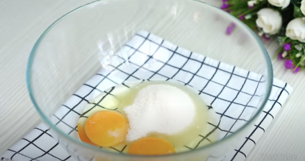 Lahodný koláč se zakysanou smetanou a švestkovým džemem - jemný, krémový dezert s ovocným akcentem a dokonalou harmonií chutí