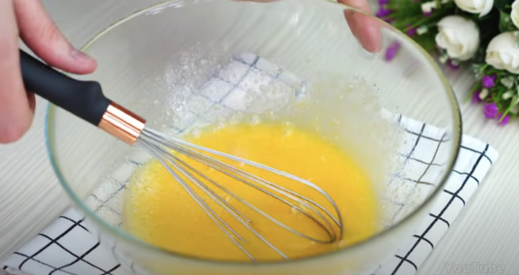 Lahodný koláč se zakysanou smetanou a švestkovým džemem - jemný, krémový dezert s ovocným akcentem a dokonalou harmonií chutí