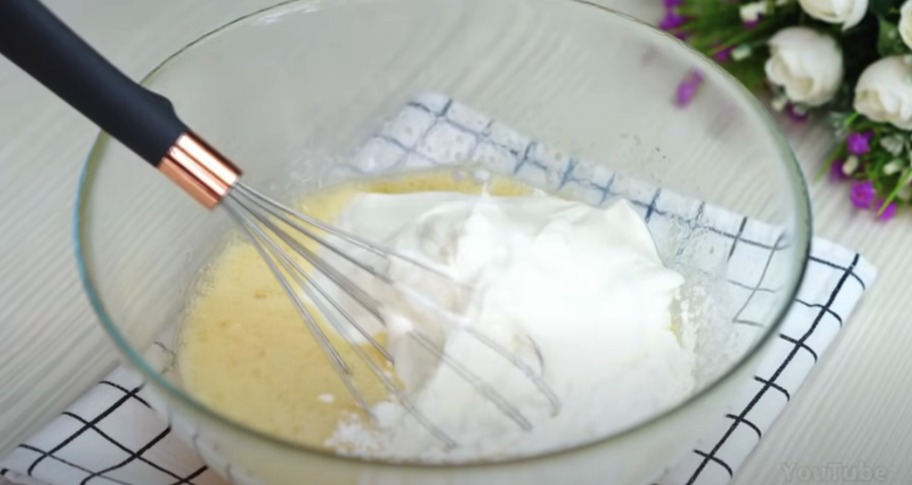 Lahodný koláč se zakysanou smetanou a švestkovým džemem - jemný, krémový dezert s ovocným akcentem a dokonalou harmonií chutí