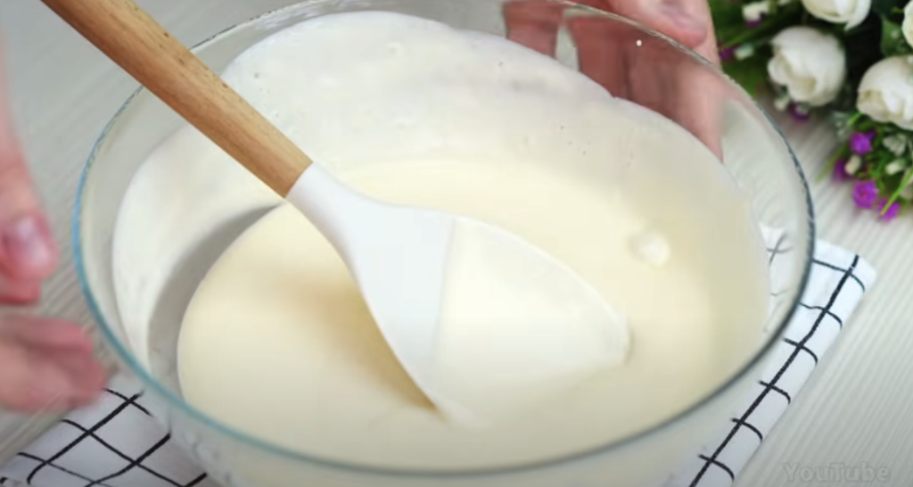 Lahodný koláč se zakysanou smetanou a švestkovým džemem - jemný, krémový dezert s ovocným akcentem a dokonalou harmonií chutí