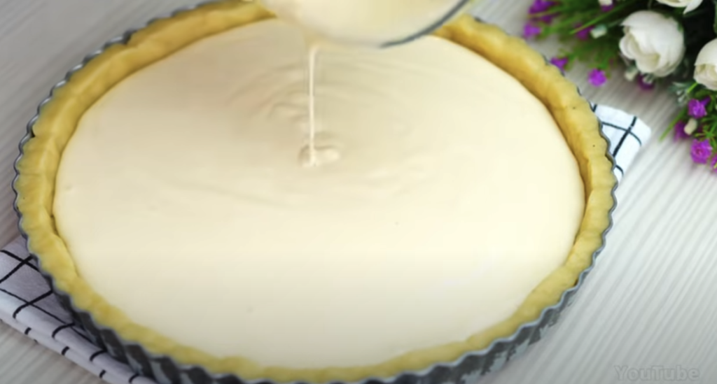 Lahodný koláč se zakysanou smetanou a švestkovým džemem - jemný, krémový dezert s ovocným akcentem a dokonalou harmonií chutí