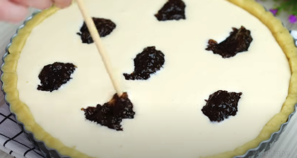 Lahodný koláč se zakysanou smetanou a švestkovým džemem - jemný, krémový dezert s ovocným akcentem a dokonalou harmonií chutí