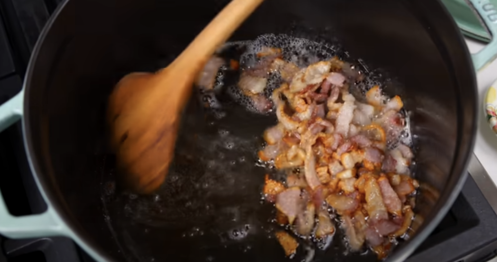 Pomalu dušené hovězí na červeném víně s kořenovou zeleninou a žampiony, podávané s jemnou bramborovou kaší