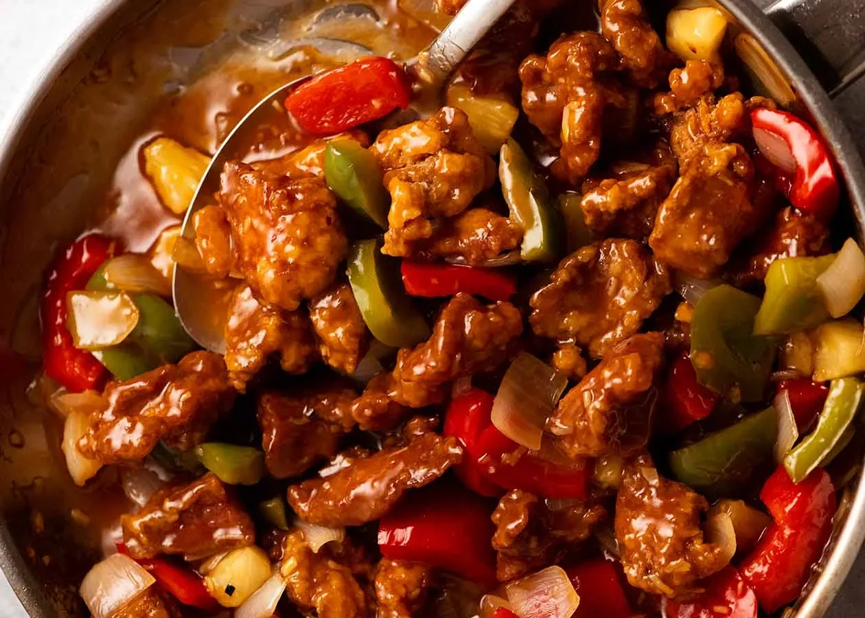 Sladkokyselé vepřové: Křupavé kostky masa s domácí omáčkou