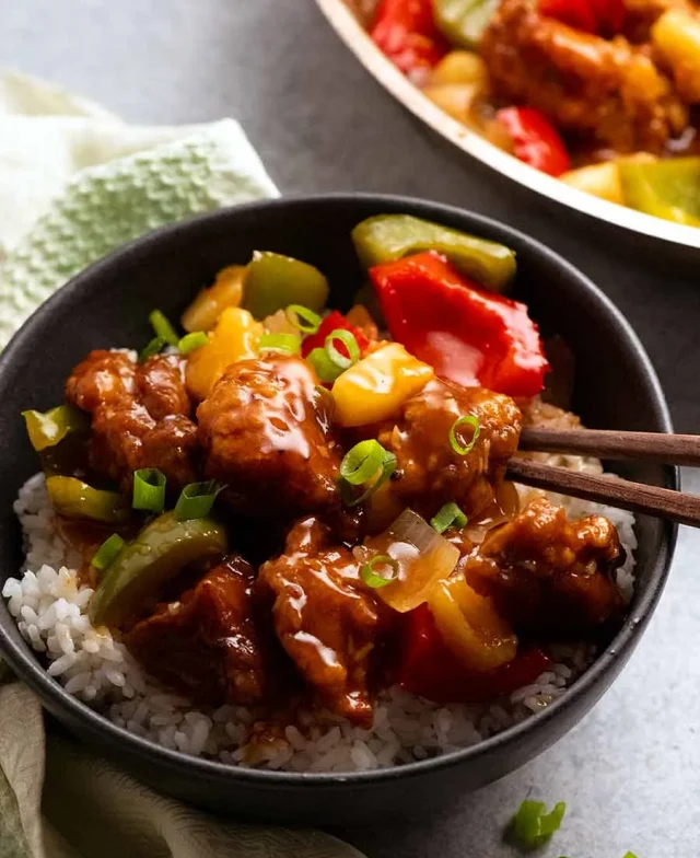 Sladkokyselé vepřové: Křupavé kostky masa s domácí omáčkou