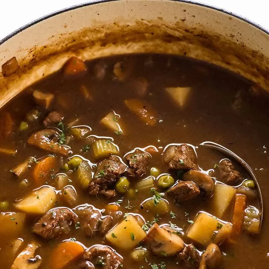 Hustá hovězí polévka se zeleninou a bramborami