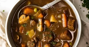 Hustá hovězí polévka se zeleninou a bramborami