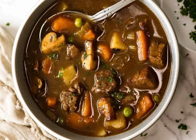 Hustá hovězí polévka se zeleninou a bramborami Hustá hovězí polévka se zeleninou a bramborami