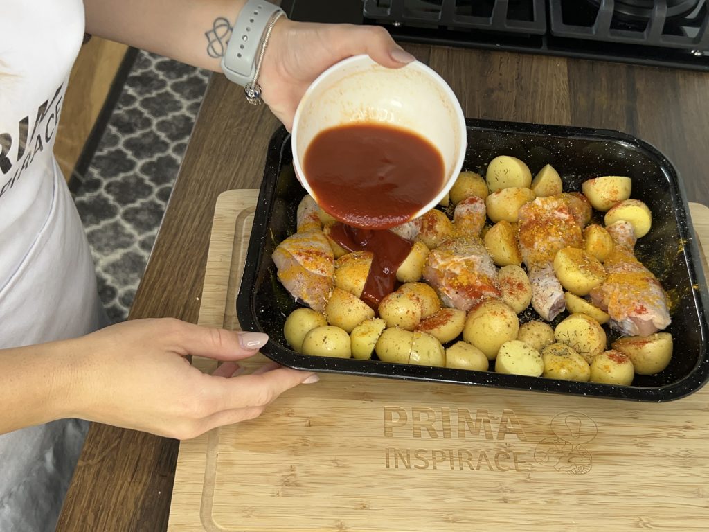 Jednoduchá pečená kuřecí stehna s bramborami a rajčatovou omáčkou