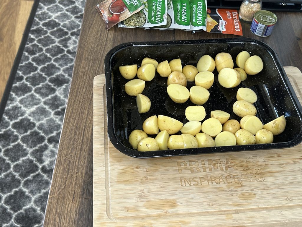 Jednoduchá pečená kuřecí stehna s bramborami a rajčatovou omáčkou