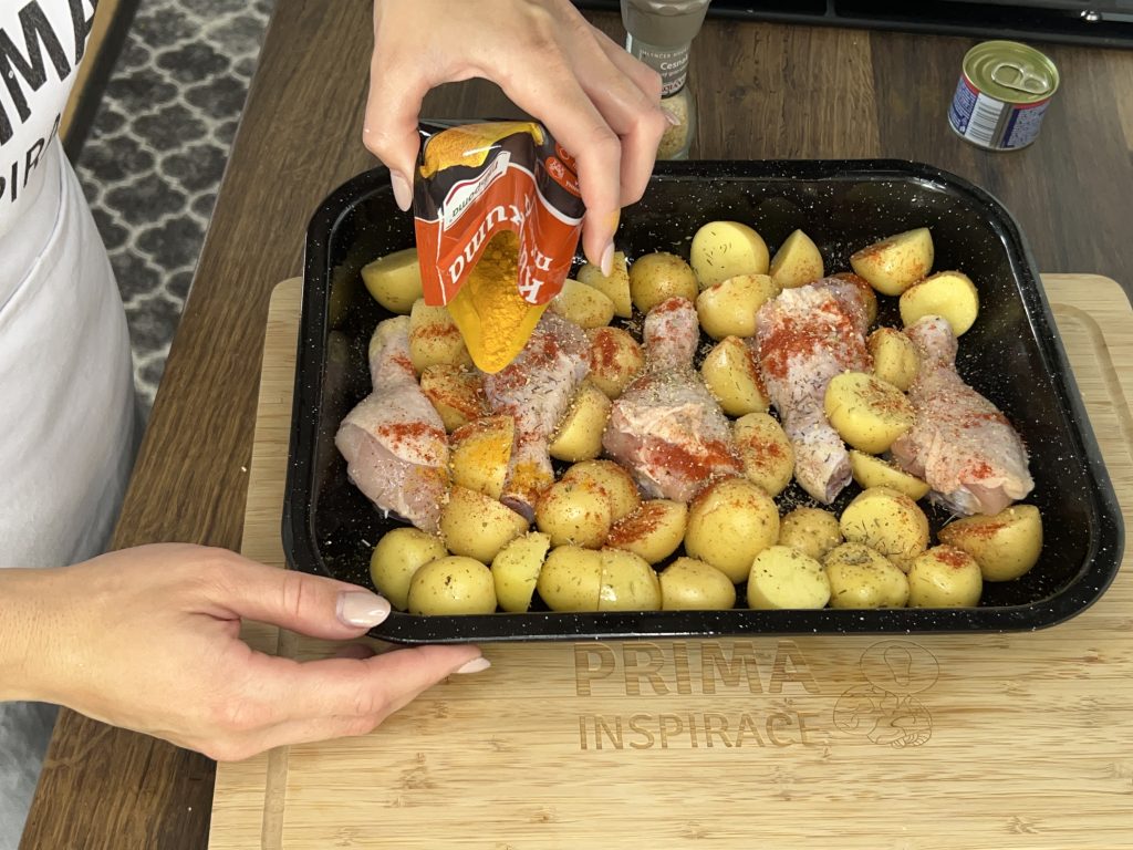 Jednoduchá pečená kuřecí stehna s bramborami a rajčatovou omáčkou