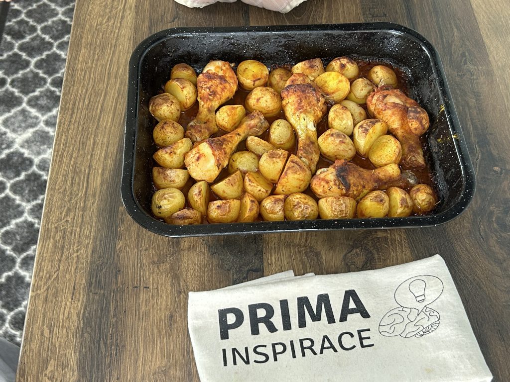 Jednoduchá pečená kuřecí stehna s bramborami a rajčatovou omáčkou