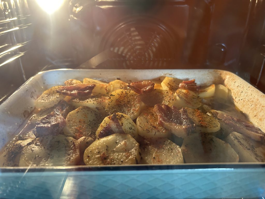 Rychlá a sytá večeře z jednoho pekáče - brambory, maso, cibule a kyselé okurky