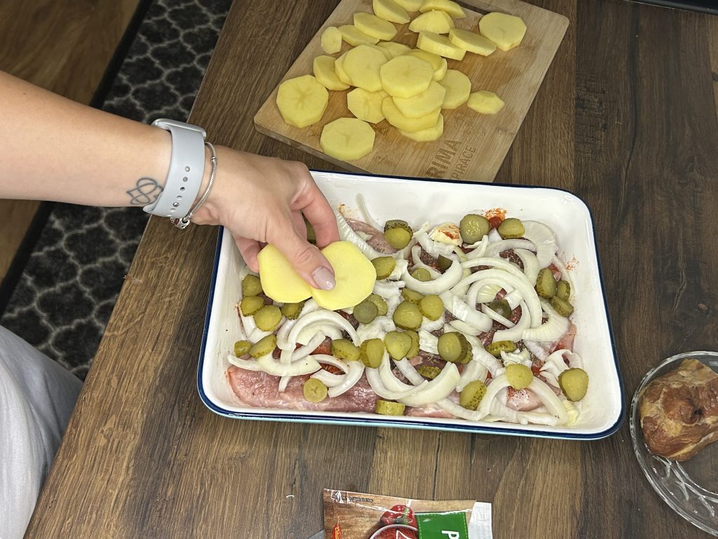 Rychlá a sytá večeře z jednoho pekáče - brambory, maso, cibule a kyselé okurky