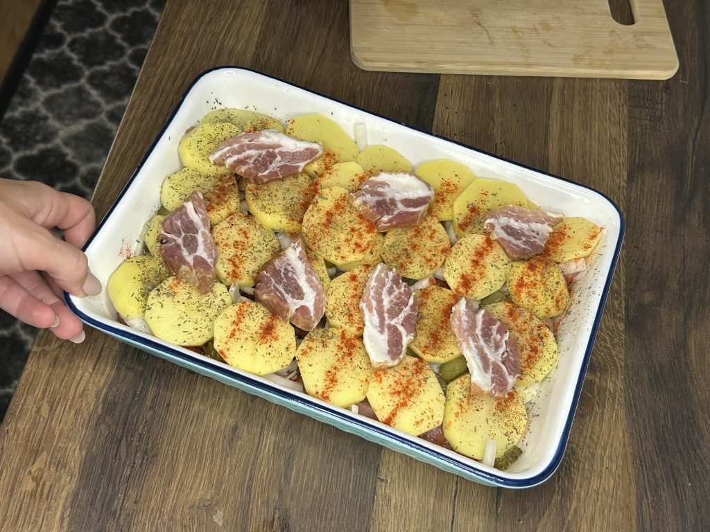 Rychlá a sytá večeře z jednoho pekáče - brambory, maso, cibule a kyselé okurky