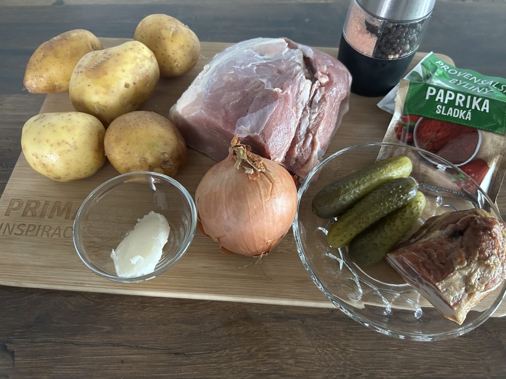 Rychlá a sytá večeře z jednoho pekáče - brambory, maso, cibule a kyselé okurky