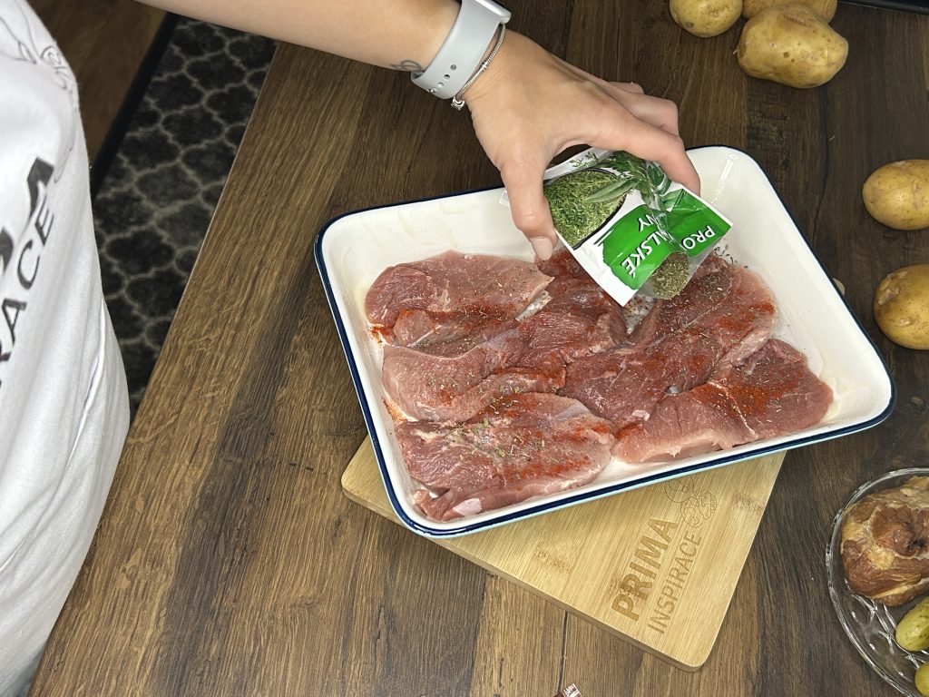 Rychlá a sytá večeře z jednoho pekáče - brambory, maso, cibule a kyselé okurky