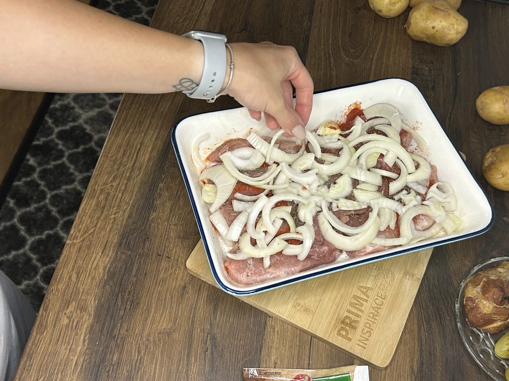 Rychlá a sytá večeře z jednoho pekáče - brambory, maso, cibule a kyselé okurky