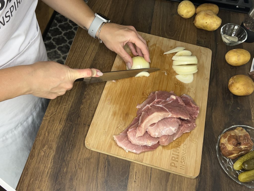 Rychlá a sytá večeře z jednoho pekáče - brambory, maso, cibule a kyselé okurky