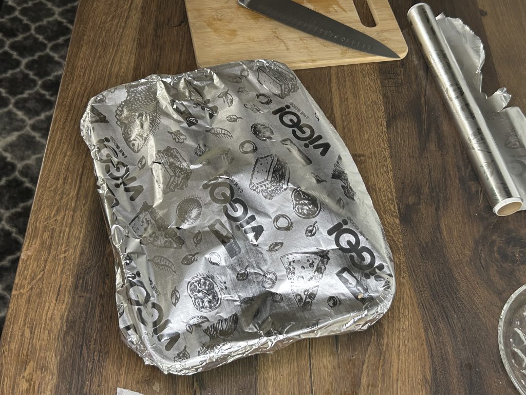 Rychlá a sytá večeře z jednoho pekáče - brambory, maso, cibule a kyselé okurky