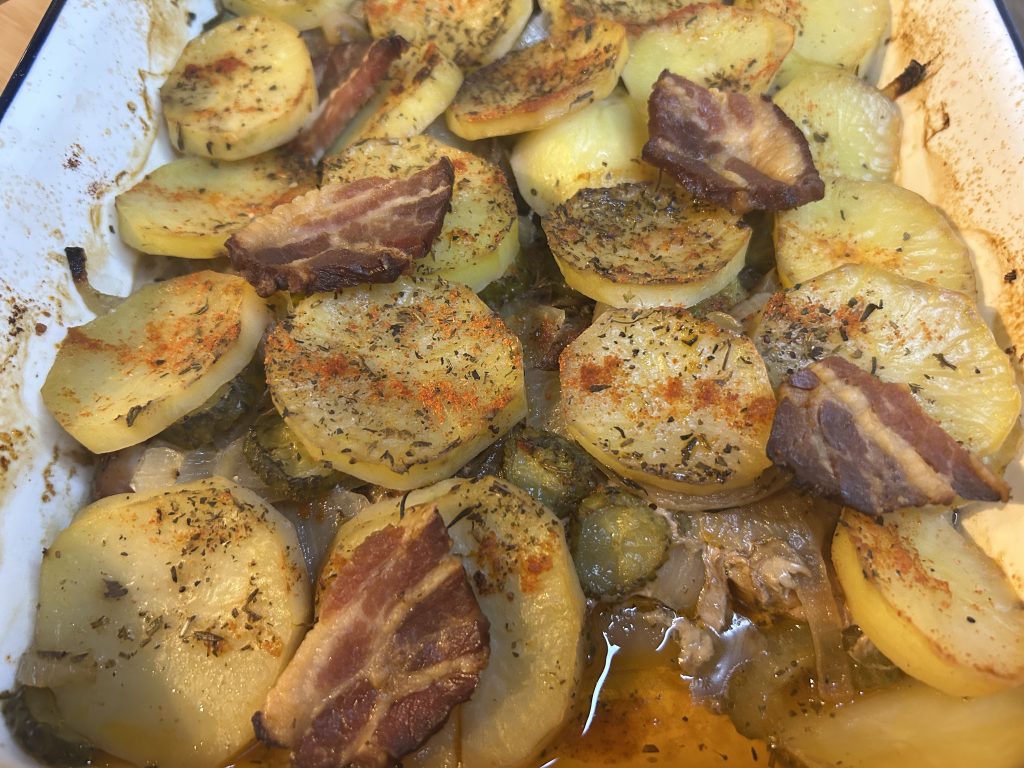 Rychlá a sytá večeře z jednoho pekáče - brambory, maso, cibule a kyselé okurky