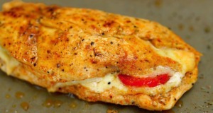Šťavnaté kuřecí prso v pergamenu s mozzarellou a rajčaty Šťavnaté kuřecí prso v pergamenu s mozzarellou a rajčaty