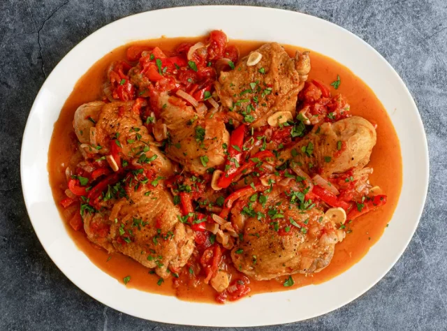 Dušená kuřecí stehna s paprikou, rajčaty a bylinkami