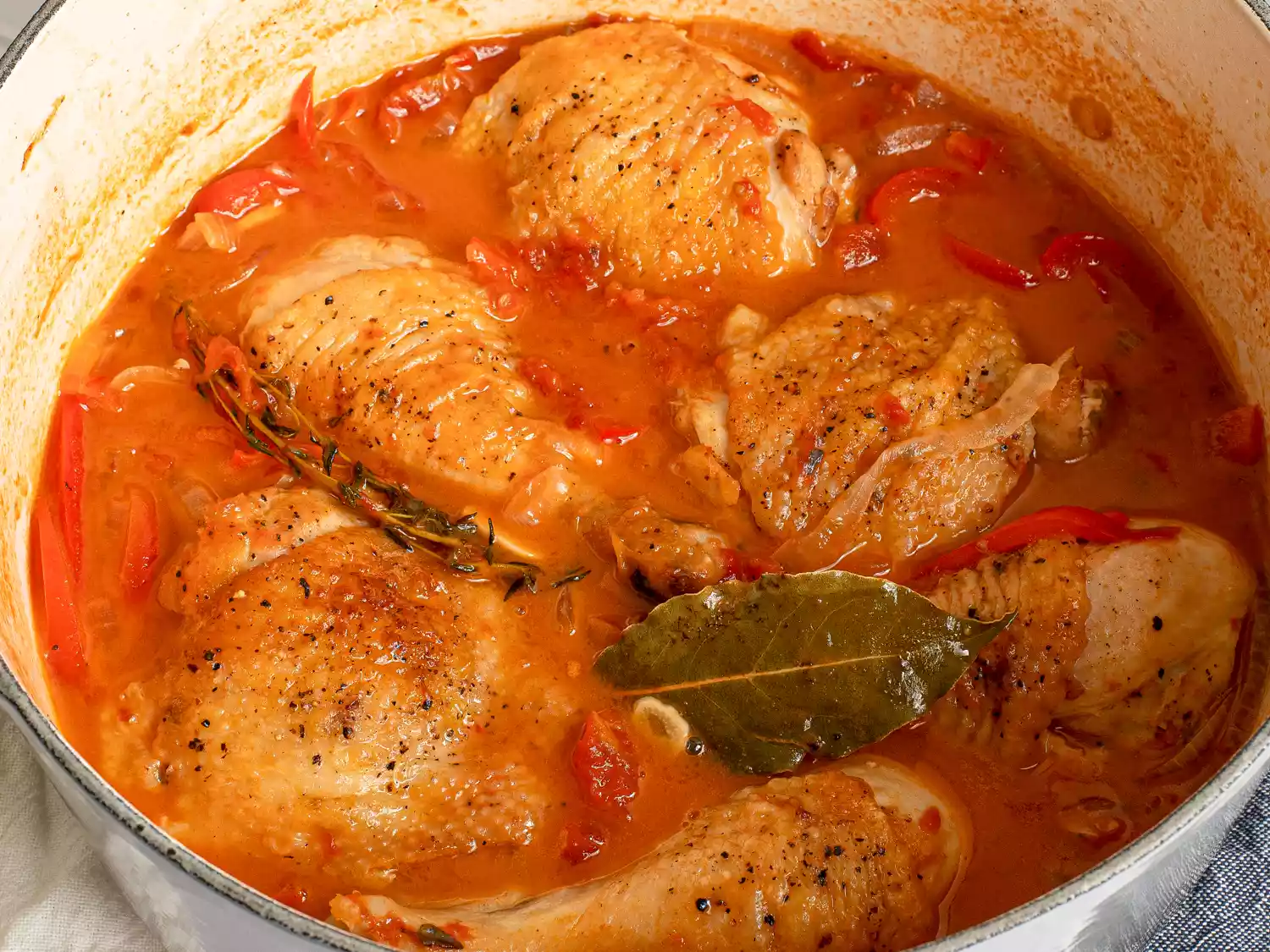 Dušená kuřecí stehna s paprikou, rajčaty a bylinkami