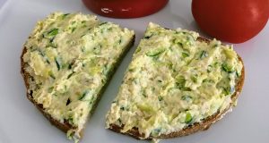 Cuketová pomazánka: Recept na lehkou, rychlou a luxusní pomazánku Cuketová pomazánka s česnekem a čerstvým sýrem – rychlá, lehká a krémová
