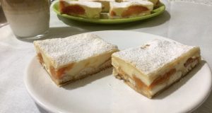 Šťavnatá buchta z listového těsta s piškoty a ovocem: Chytrý trik na nejlepší víkendový moučník Buchta z listového těsta s piškoty, pudinkem a ovocem – jednoduchý a efektní dezert