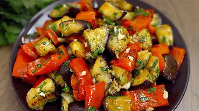 Vydatný a voňavý salát z pečeného lilku a červené papriky – jednoduchá lahůdka plná chuti.