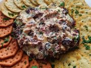 Hermelínová pomazánka s brusinkami a bylinkami – luxusní pohoštění hotové za pár minut