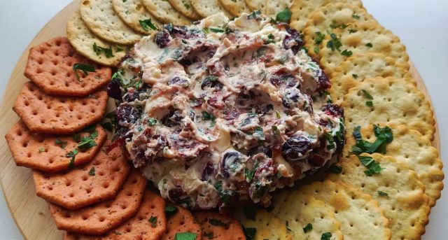 Hermelínová pomazánka s brusinkami a bylinkami – luxusní pohoštění hotové za pár minut