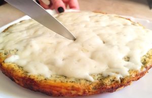 Sýrová smaženice s bramborami a koprem Krémová sýrová smaženice s koprem a uzenou paprikou ve tvaru koláče – rychlá večeře na stole!