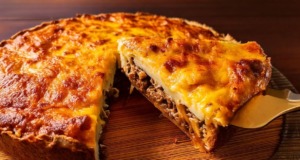 Slaný bramborový koláč ve tvaru pizzy s mletým masem, zeleninou a sýrem – rychlá večeře do trouby Slaný bramborový koláč ve tvaru pizzy s mletým masem, zeleninou a mozzarellou