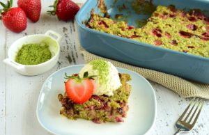 Nevíte co k odpolední kávě? Vyzkoušejte tento BEZ lepkový jahodový matcha dort z ovesných vloček! Nevíte co k odpolední kávě? Vyzkoušejte tento BEZ lepkový jahodový matcha dort z ovesných vloček!