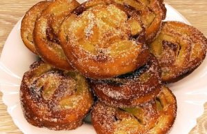 Smažené jablečné šneky v těstíčku a cukru Smažené jablečné šneky v těstíčku a cukru