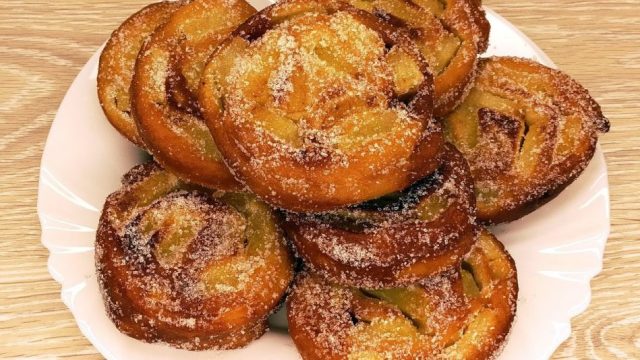 Smažené jablečné šneky v těstíčku a cukru Smažené jablečné šneky v těstíčku a cukru