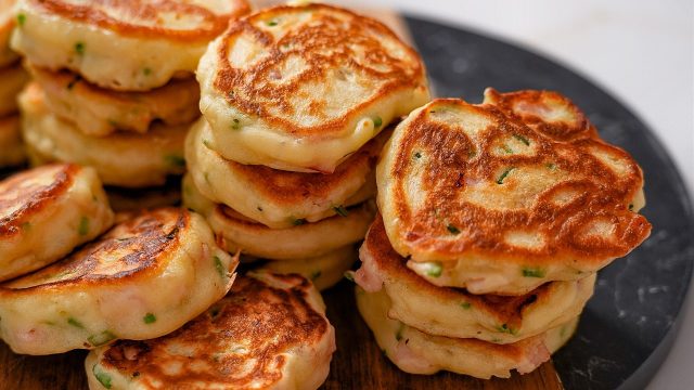 Nadýchané slané lívance se šunkou a jarní cibulkou: Rychlá večeře hotová do 30 minut